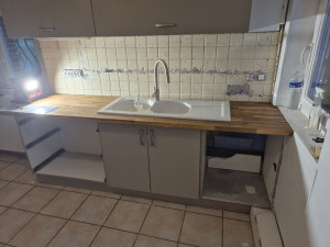 Photo de galerie - Plan de travail installation évier  raccordements eau f/ch et évacuation 