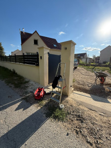 Photo de galerie - Pose de cellule , giro phare , interphone + raccordement moteur portail 