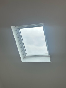 Photo de galerie - Création d’un Velux 78x98 everfinish tout confort sur charpente phénix + raccord tuiles mécaniques + volet intérieur bleu + finitions placo et peinture.