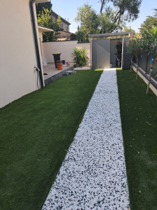 Photo de galerie - Creation pelouse synthétique  et chemin gravier 