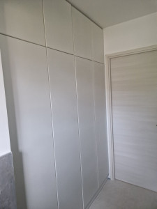 Photo de galerie - Dressing et montage porte intérieur.