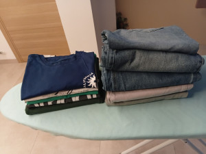 Photo de galerie - Jeans et t-shirts repassés et soigneusement pliés