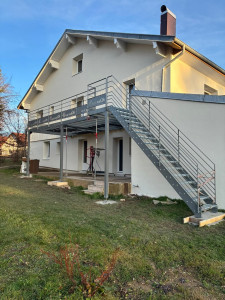 Photo de galerie - Terrasse suspendue avec garde corps et escalier 