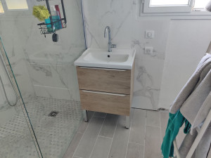 Photo de galerie - Montage d'un meuble lavabo + pose de celui-ci avec sa vasque et raccordement de l'évacuation