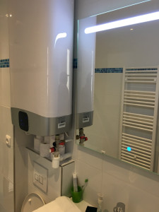 Photo de galerie - Installation complète dans une salle de bain avec toilette suspendu ,cumulus extra plat et sèche serviette après rénovation complète de l’appartement,Clichy 92.