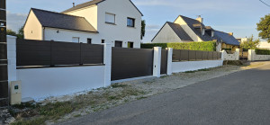 Photo de galerie - Pose d'une clôture aluminium, portillon et portail motorisé.