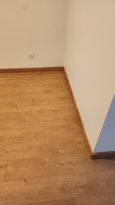Photo de galerie - Pose de parquet flottant et plinthes