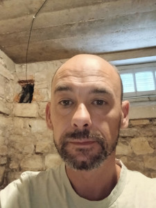 Photo de galerie - Je peux réaliser pour vous différents travaux de petits bricolages tels que la peinture
 petite serrure, montage de meubles ect