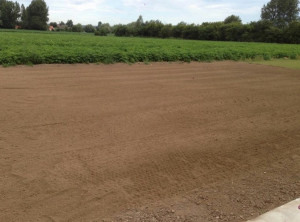 Photo de galerie - Mise à niveau de 30t de terre à la mini-pelle et passage du micro-tracteur équipé de l’enfouisseur de pierre.Terrain prêt à être semé 