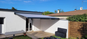 Photo de galerie - Store banne électrique à leds.