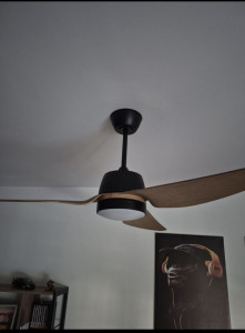 Photo de galerie - Pose d'un luminaire ventilateur sur plafond béton