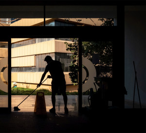 Photo de galerie - Je me permets de vous contacter afin de vous proposer mes services pour le nettoyage et l’entretien des parties communes de vos immeubles (halls, escaliers, couloirs, vitres, etc.).