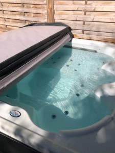 Photo de galerie - Entretien d'un jacuzzi privé pour des propriétaires qui mettent leur résidence secondaire en location saisonnière. 