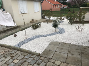 Photo de galerie - Massif gravier blanc rivere seche