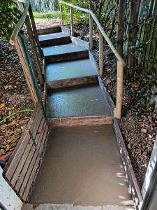 Photo de galerie - Création d'un escalier pour accéder au jardin.  




 