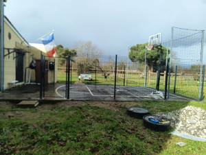 Photo de galerie - Réalisation clôture Champ basketball 