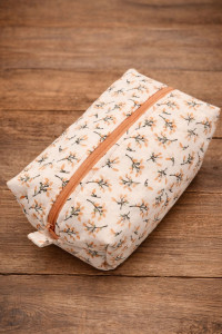 Photo de galerie - Trousse en coton imprimé doublé coton uni

Conçue au format week-end, elle est idéale pour emmener vos essentiels de maquillage en toute élégance
Dimensions : L 18 x H 8 x P 10 cm

