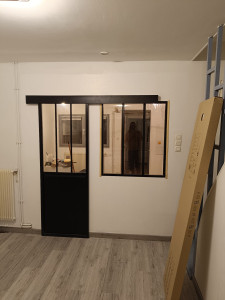 Photo de galerie - Un cloison avec la porte coulissante avec un fenêtre plus parquet et je fais un décoration de l'escalier comme ça plus sécurisé