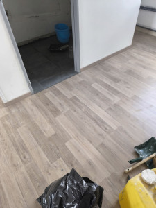 Photo de galerie - Voilà la fin de l'appartement avec peinture parquet et finition