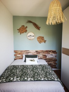 Photo de galerie - Peinture vert cactus, tête de lit bois, objets de décoration 