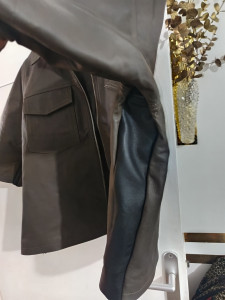 Photo de galerie - Élargir une veste en cuir.
