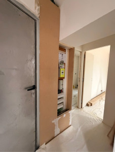 Photo de galerie - Enduit et mise en peinture d’une entrée chez un particulier.