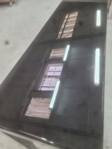 Photo de galerie - Vernis brillant sur plan de travail. 
mise en Apprêt, laque,  grand brillant. 