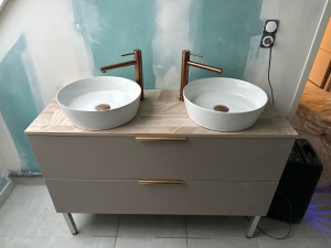 Photo de galerie - Pose d’un meuble  vasque dans une sale de bain 