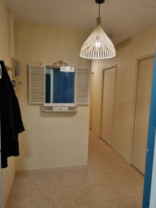 Photo de galerie - Pose:
-Miroir
-Luminaire
-Porte Manteau