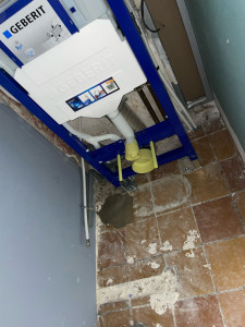 Photo de galerie - Pose d’un bâti support pour futur toilette suspendu 