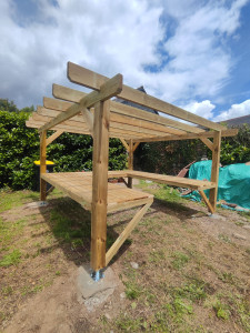 Photo de galerie - Pergola en pin classe 4 pour Banzaï avec ces 3 tables en lames de terrasse pour une meilleure solidité 