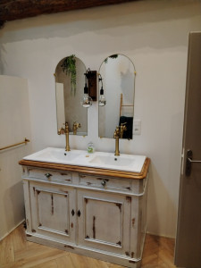 Photo de galerie - Pose de deux miroirs et du liminaire pour cette salle de bain ! 