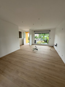 Photo de galerie - Réalisation des cloisons et plafonds en placo avec bandes et peinture. Travaux d’électricité (prises, spots et sorties cuisine), plomberie (arrivées d’eau et évacuations). Pose des sols, plinthes, porte d’entrée et verrière.