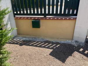 Photo de galerie - Enduit d’un muret finition gratté 