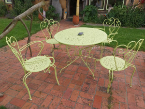 Photo de galerie - Ponçage,  peinture en 2 couches d un salon de jardin ancien en métal 