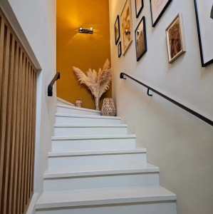 Photo de galerie - Cage d'escalier  peinture en 2 teintes 