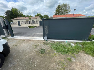 Photo de galerie - Pose et raccordement d’un moteur de portail des cellules et du voyant