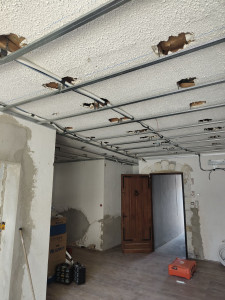 Photo de galerie - Passage des liaisons frigos et électriques dans le faux plafond 