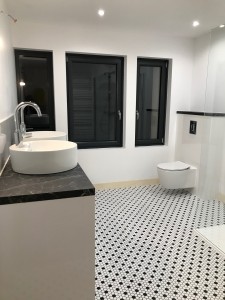 Photo de galerie - Réfection d’une salle d’eau dans une maison ancienne. Tout ici à été repensé du plancher u plafond en passant par l’isolation, les murs la peinture, la mosaïque, l’installation des sanitaires et mobiliers.