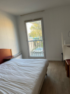 Photo de galerie - Bonjour, Disponible immédiatement pour ménage à domicile, rangement, repassage et aide aux personnes âgées à Bordeaux et environs. Sérieux, ponctuel et motivé. Paiement via CESU possible. Merci de me contacter. 