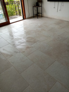 Photo de galerie - Carrelage imitation travertin salon, salle à manger 