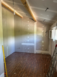 Photo de galerie - Isolation des murs et rampants avec doublage placo, mise en œuvre soignée et conforme aux normes en vigueur.