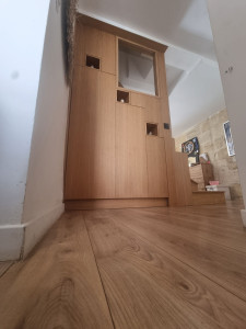 Photo de galerie - Réalisation d'un escalier avec dressing intégré  pour une optimisation de l'espace de rangement et conservant un aspect esthétique contemporain. 