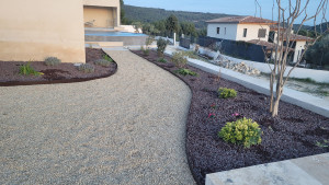 Photo de galerie - Création d'un chemin,  d'un massif avec bordure comme séparation.  