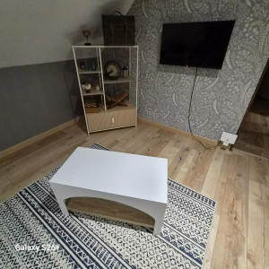 Photo de galerie - Table basse, meuble étagère et fixation murale de la télévision