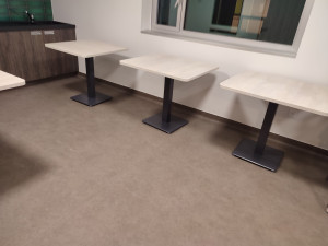 Photo de galerie - Montage et installation des tables dans un EHPAD 