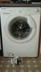 Photo de galerie - Remplacement d'une pompe de vidange sur une machine à laver. 