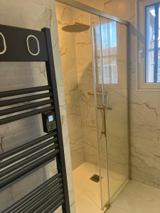 Photo de galerie - Installation panneau de douche et sèche serviettes