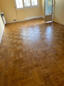 Photo de galerie - Intervention pour un ponçage de parquet massif puis une vitrification 