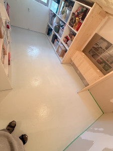 Photo de galerie - Ponçage de l’ancienne peinture au sol ou au sous-sol, préparation des surfaces et application d’une nouvelle peinture